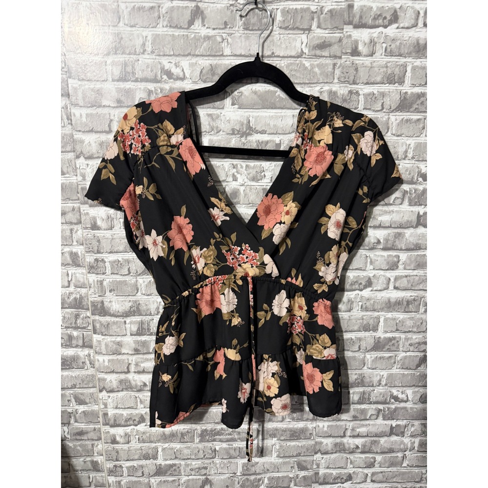 Monteau Los Angeles Floral Surplice Peplum Top Black Pink V-Neck Short Sleeve M